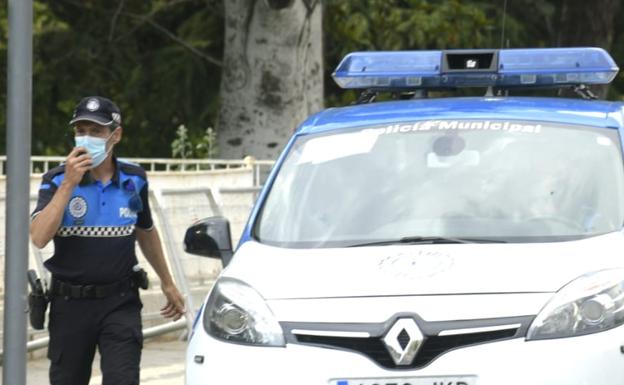 La Policía corta los accesos a la playa de las Moreras en la Noche de San Juan