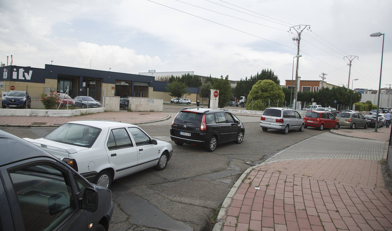 Largas colas en las ITV de Valladolid