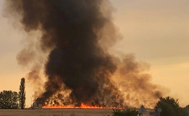 La chispa de una cosechadora provoca un incendio en Frechilla