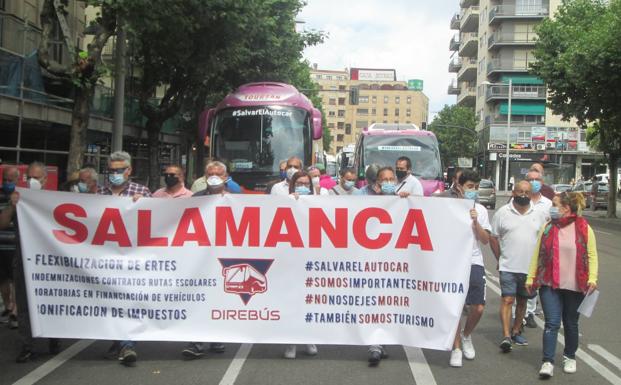 Los autobuses discrecionales se manifiestan en Salamanca porque se ven «en la ruina»