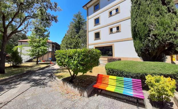 La reapertura del Balneario de Ledesma llega con los bancos pintados con la bandera arco iris