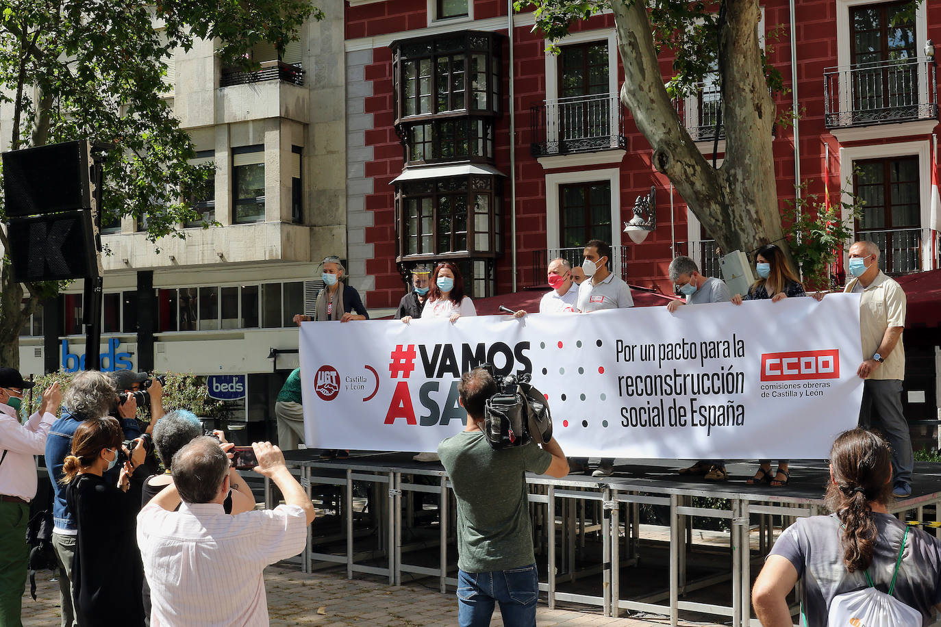 Concentración convocada por los sindicatos en Valladolid para pedir un pacto político para la reconstrucción de España