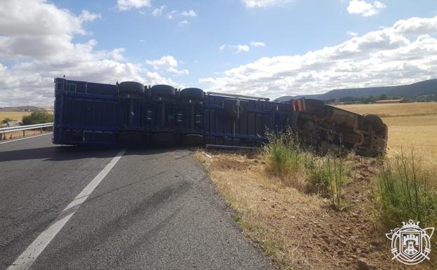 Dos heridos en el vuelco de un camión en Villaquirán de los Infantes