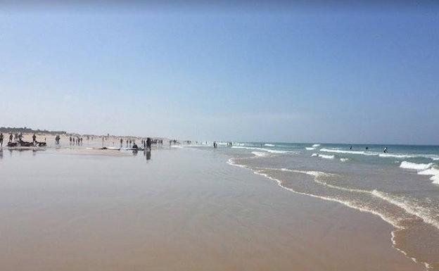 Fallece un vecino de 53 años del barrio vallisoletano de Vadillos tras ser rescatado del agua en una playa gaditana