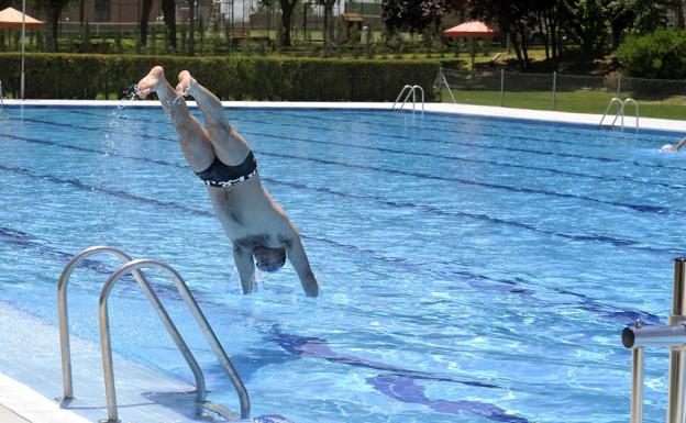 PSOE y Gana Medina califican de «abusivos» los precios de la piscina municipal en un momento de crisis