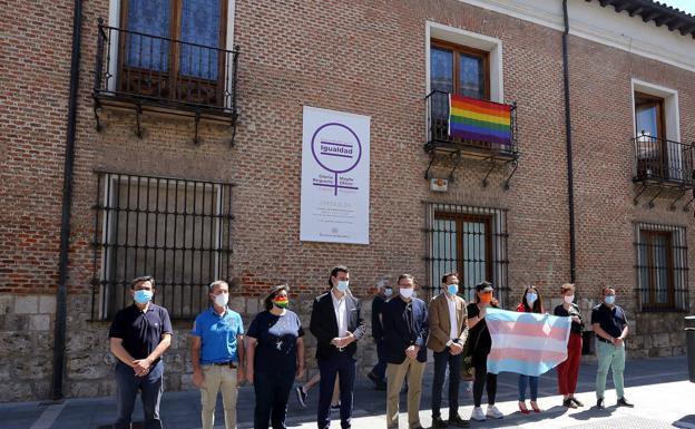 El juzgado obliga a la Diputación de Valladolid a retirar la bandera LGTBI de su fachada