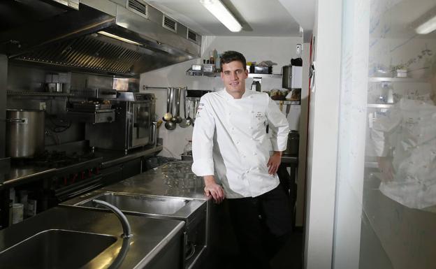 La receta de Miguel Cobo: lubina al horno con patatas a la panadera