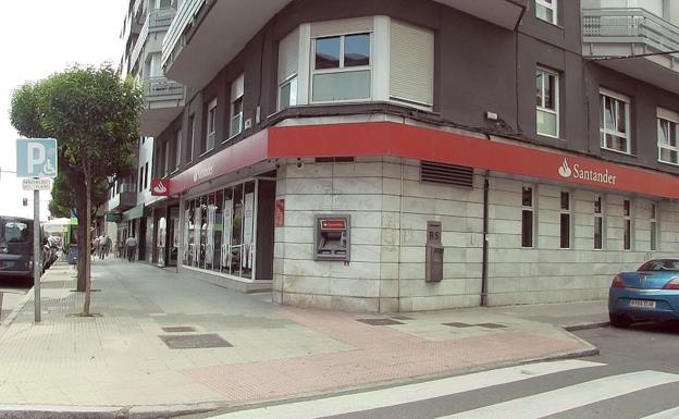 Atraca a punta de pistola una sucursal del Banco Santander en León y se lleva cerca de 3.000 euros