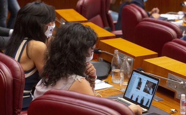 La procuradora leonesa del PP Smara Morala visita páginas de moda desde el escaño durante el debate sobre el estado de la comunidad