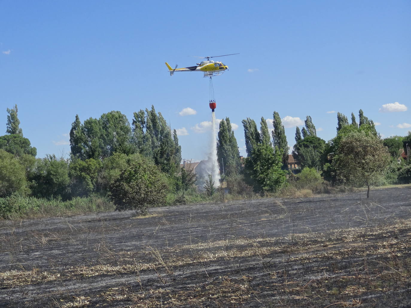 Incendio en una tierra de rastrojo de Simancas
