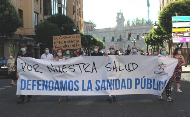 Un millar de leoneses salen a la calle para defender una Sanidad a la que la pandemia «ha roto las costuras»
