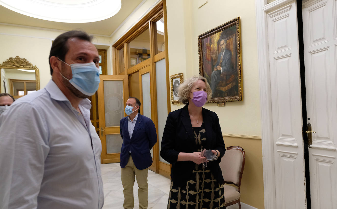 La embajadora de Irlanda visita las excavaciones de la calle Constitución para localizar los restos de Red Hugh O''Donell