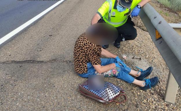Auxilian a una mujer que había sufrido una caída y se encontraba tendida en el arcén de la N-601 en León