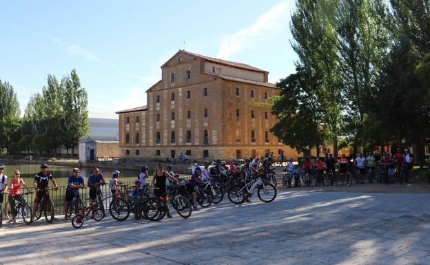 Cerca de 60 riosecanos participan en una marcha solidaria de cicloturismo