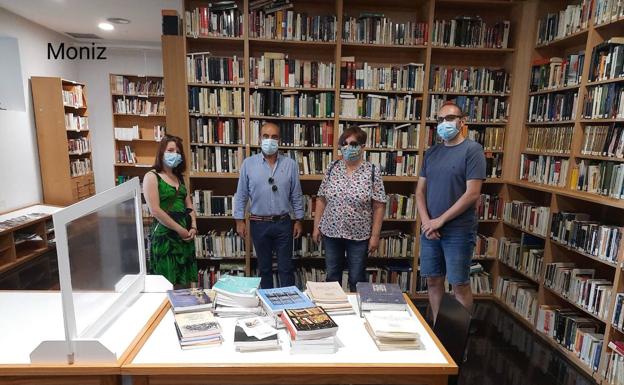 El Centro de Estudios Bejaranos entrega un lote de libros a la biblioteca de Hervás