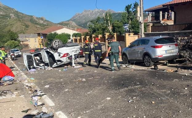 Fallece el conductor de un turismo que se salió de la vía y chocó con dos casas en un pueblo de León