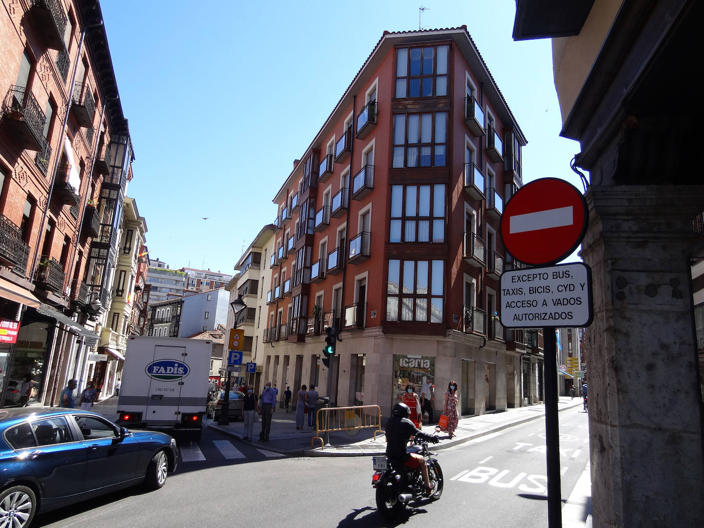 Atascos y obras por la puesta en marcha del carril VA-10 exclusivo para autobuses y taxis en el centro de Valladolid