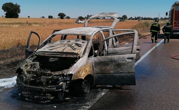 Los bomberos de la Diputación de Valladolid sofocan un incendio en un vehículo