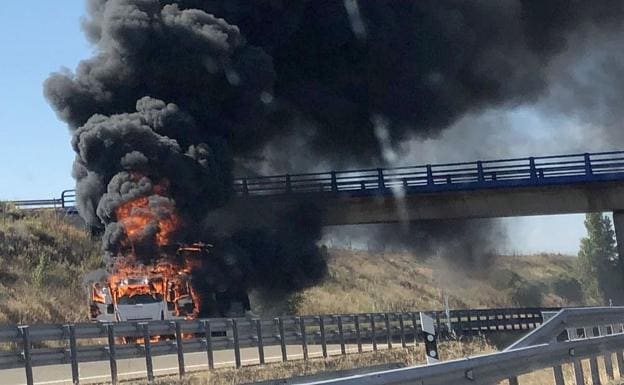 Un camión se incendia y condiciona el tráfico en la A-66, a la altura de Onzonilla