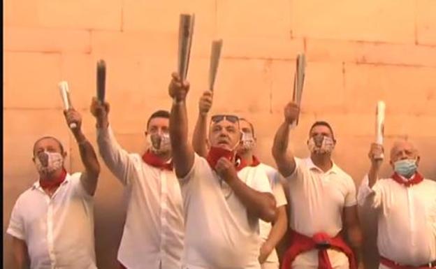 Cántico y encuentro en el primer 'no encierro' de los Sanfermines de 2020