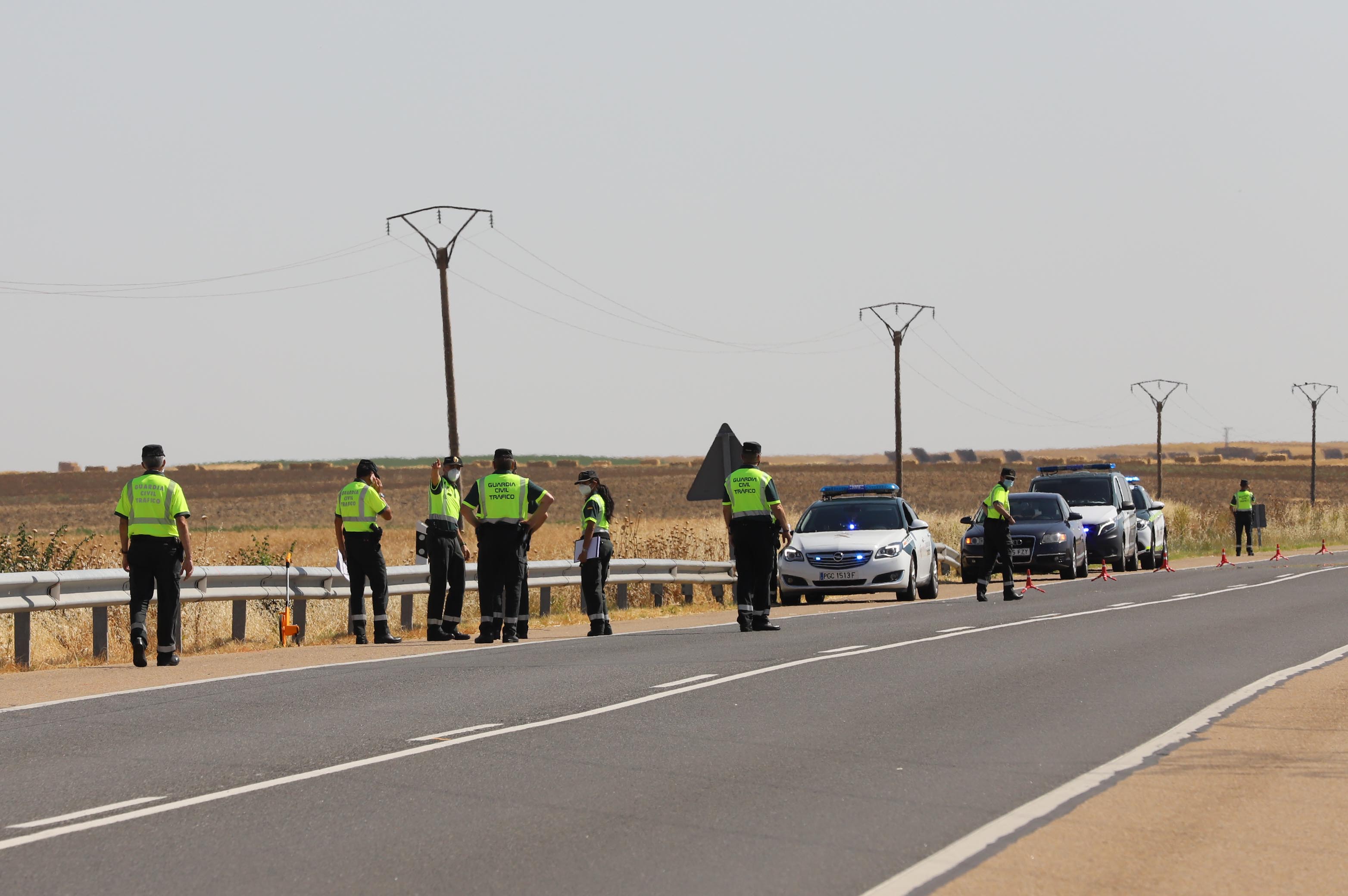 La Guardia Civil analiza el lugar del accidente de Pedrosillo el Ralo