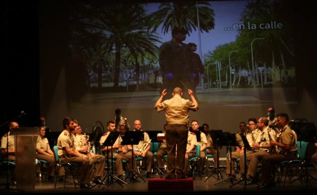 El Ejército homenajea a los colectivos esenciales y víctimas de la covid-19 en el Teatro Zorrilla de Valladolid