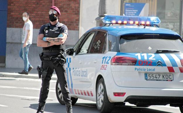 El alcalde de León carga contra Igea: «No puedo mandar a la Policía a medir con un metro»