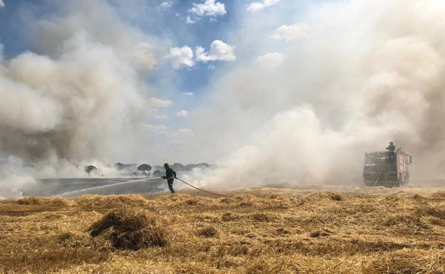 Los bomberos sofocan tres incendios en Peñafiel, Traspinedo y Olmedo