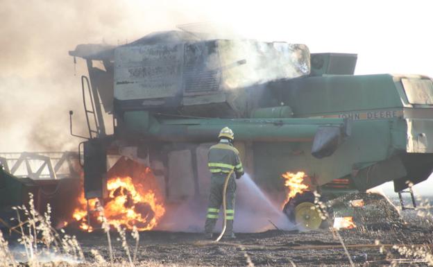 Alarma en la zona sur de Cuéllar por una intensa humareda al arder una cosechadora