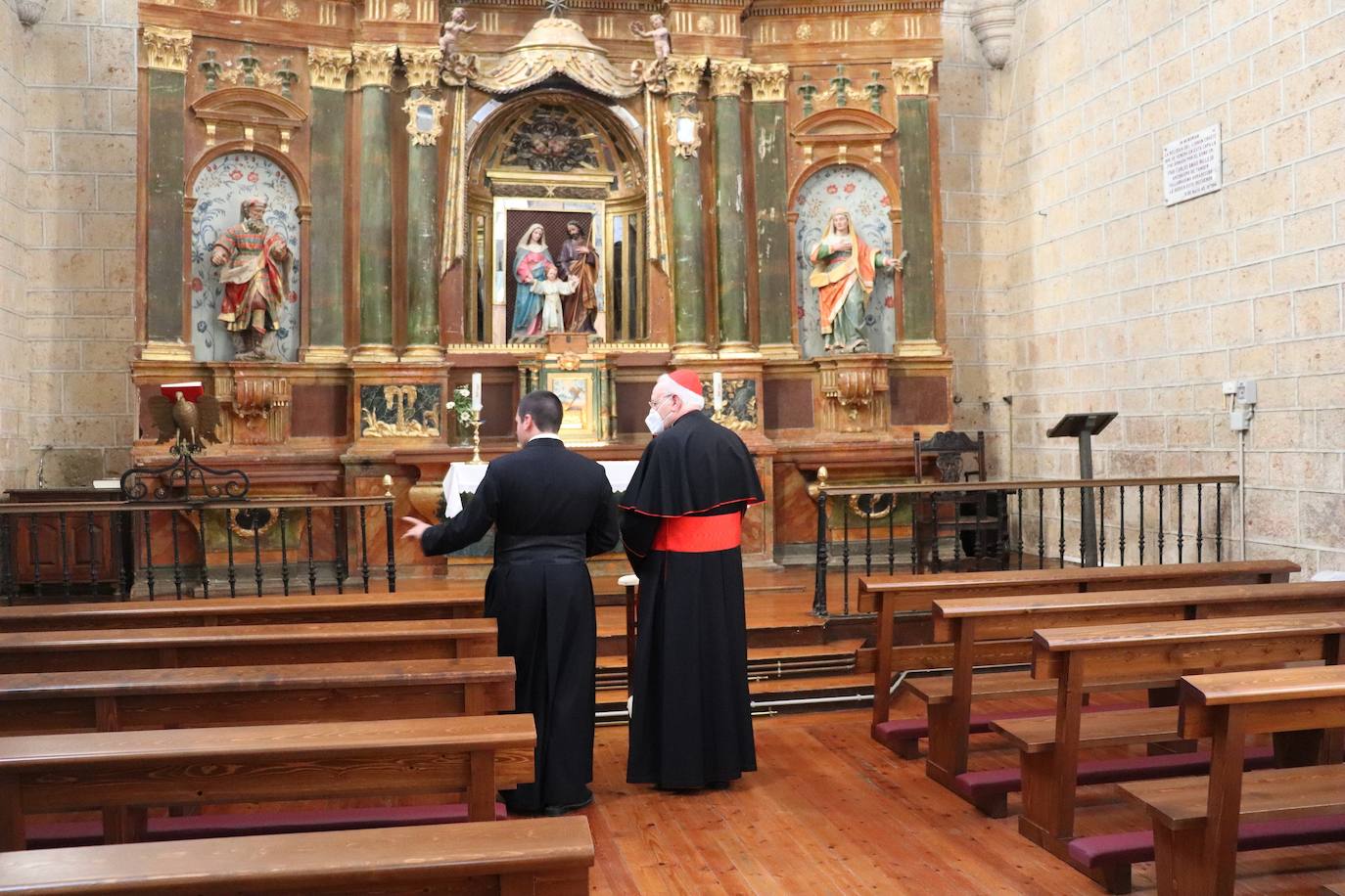 El cardenal Amigo consagra el nuevo altar de la iglesia de Santa María de Villabrágima