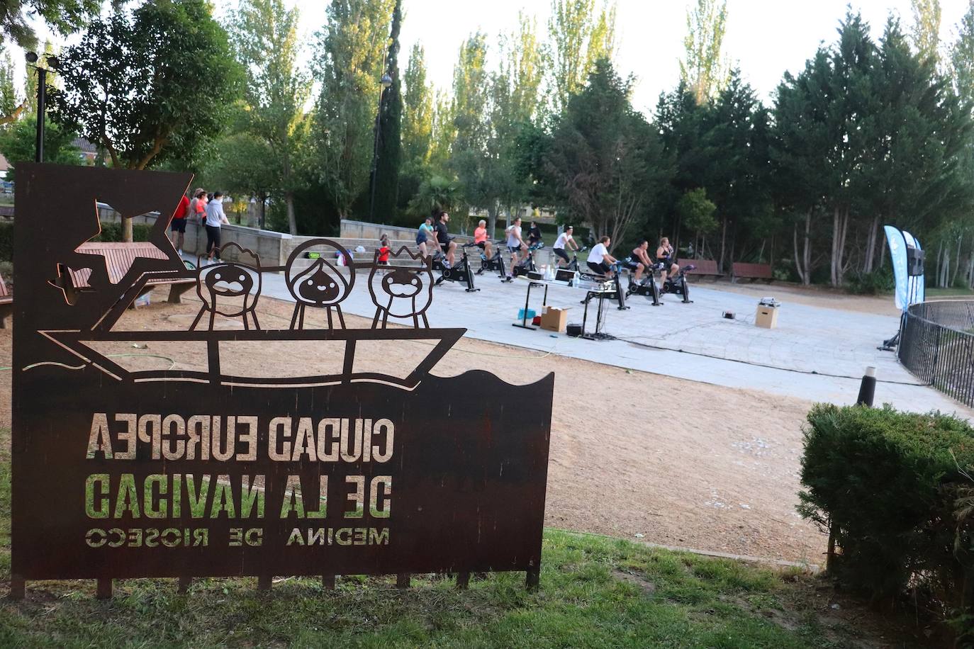 Sesión solidaria de spinning junto al Canal de Castilla