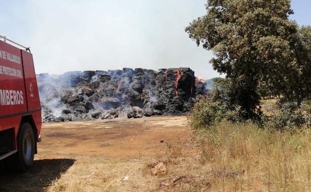 Un incendio reduce a cenizas una meda de paja en Villalba de los Alcores