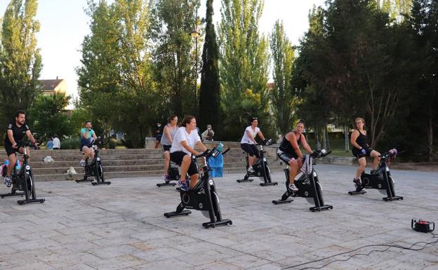 Sesión solidaria de spinning junto al Canal de Castilla