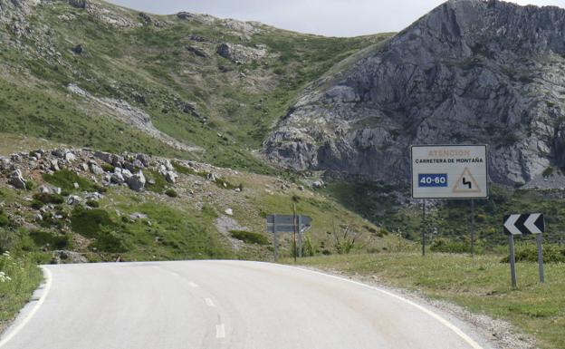 Adjudicadas por 176.000 euros las obras de emergencia en la carretera P-210 en La Lastra