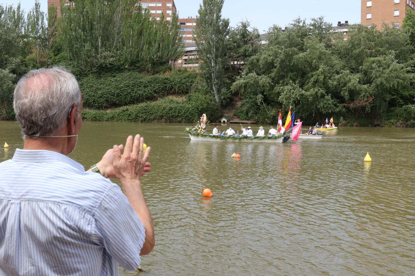 La Virgen del Carmen navega por el Pisuerga en recuerdo de las víctimas del coronavirus