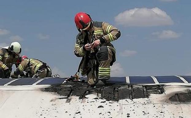 Arden ocho placas solares en la cubierta del centro comercial Vallsur, en Valladolid, sin afectar al techo del edificio