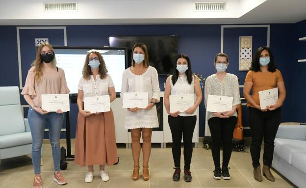 Las seis personas homenajeadas, personal de Clece, salvo la segunda por la izquierda que es voluntaria del Banco de Alimentos del Ayuntamiento de Palencia.