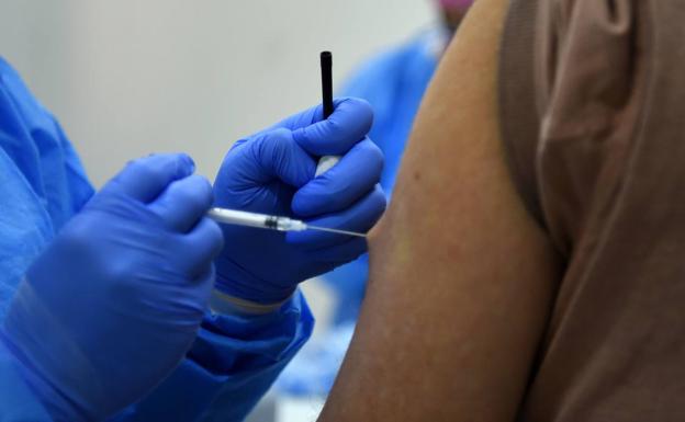 La Junta adelantará un mes la vacuna de la gripe y fomentará la inmunización de los sanitarios