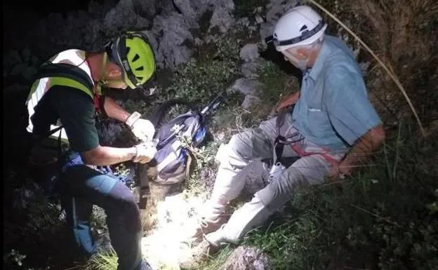 Vídeo: así fue el rescate de un leonés de 82 años que desfalleció haciendo montañismo en Asturias