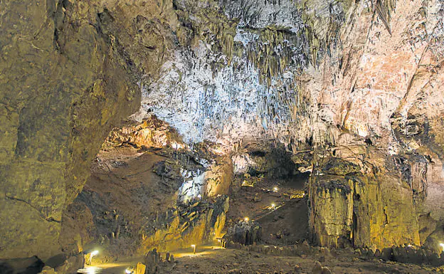 La Cueva de Valporquero vuelve a mostrar sus maravillas