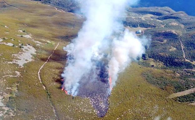Dan por controlado el incendio intencionado de Sosas de Laciana tras quemar doce hectáreas de brezo