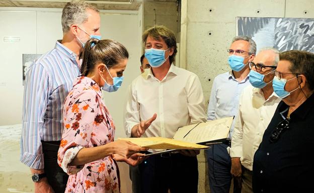 Los reyes reciben una réplica del 'Privilegio de los Arneses' en su visita a Soria