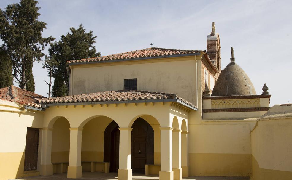 Fuentelapeña: La esbelta silueta de una iglesia en La Guareña