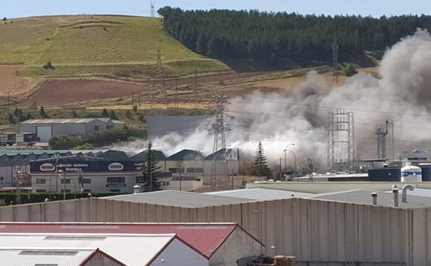 Un incendio calcina el tejado de una empresa del polígono de Villalonquéjar, en Burgos