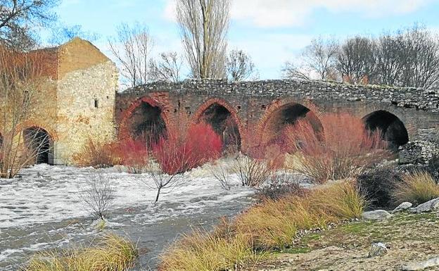 Un convenio permitirá restaurar el puente del Molino en Martín Muñoz de las Posadas