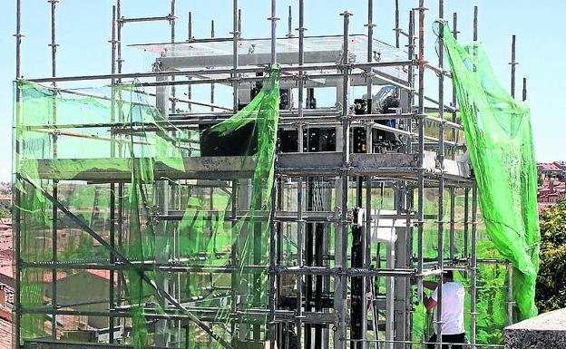 Unos cristales defectuosos retrasan la conclusión del ascensor de la calle Gascos