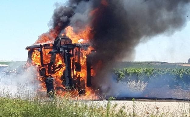 Arde un tractor en La Seca sin provocar daños en una parcela de viñedos