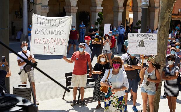 Centenares de vecinos protestan en Herrera contra la instalación de macrogranjas