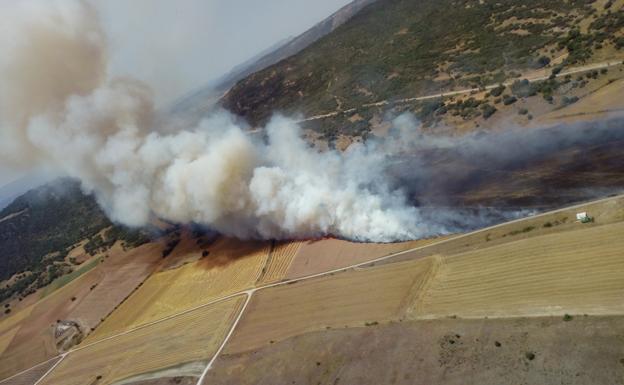 Un incendio forestal mantiene en alerta a los vecinos de la localidad burgalesa de Junta de Traslaloma