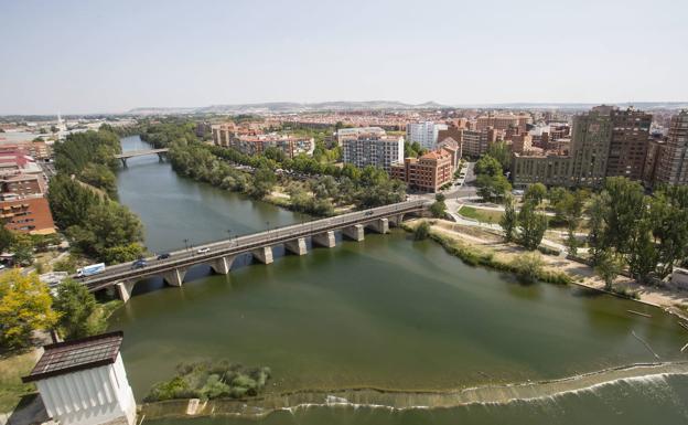 Rescatados dos menores que estaban agarrados en unas rocas de la pesquera de Las Moreras en Valladolid